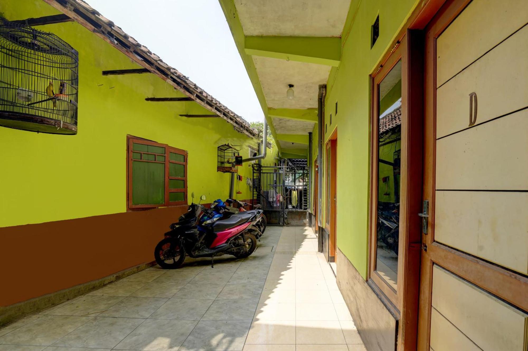 Oyo Life 92840 Wisma Morricco Jombang Esterno foto